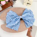 Pinza para el pelo con lazo grande de flores azules, perlas blancas y bordes rizados - Azul