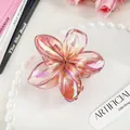 Pinza per capelli a fiore di frangipane rosa cangiante con effetto olografico - Rosso Granata