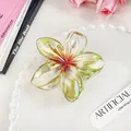 Molla per capelli a fiore di frangipane cangiante con centro rosso su vassoio - Verde Mela