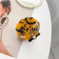 Pinza de pelo con forma de concha en acetato de carey con detalle de perla blanca - 5cm / Carey