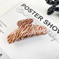 Pinza per capelli con motivo zebra caramello e finitura lucida per acconciature - Zebra Caffè
