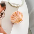Pinza para el pelo en forma de concha rosa con líneas doradas y perla blanca - 5cm / Naranja Cremoso