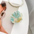 Elegante pinza de pelo de concha azul claro con textura mármol y detalle perla - 5cm / Azur