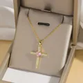 Goldene Kreuzkette mit rosa Herzzirkon und Pavé-Steinen in einer Geschenkschachtel - Stil A