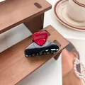 Süße Haarklammer aus Acetat mit rotem Herz-Design auf polierter schwarzer Harzoberfläche - 5.5CM / Schwarz