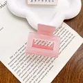 Pince à cheveux carrée rose mat translucide sur un plateau décoratif nuage - 5cm / Rose Bonbon