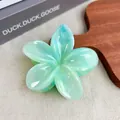 Pinza per capelli a fiore con trama marmorizzata verde menta e blu chiaro - Ciano