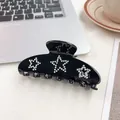 Eleganter schwarzer Acetat Haarklammer mit glitzernden Strass-Sternen auf einem Tisch - Schwarzer Stern / 10cm