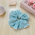 Scrunchie a righe bianche e blu con trama floreale su legno chiaro - Verde Motivo Semplice