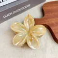 Pinza per capelli a fiore con trama marmorizzata cremosa in un elegante giallo dopamina - Caffellatte