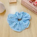 Scrunchie plissettato a righe blu chiaro e bianco con morbida trama a balze - Blu