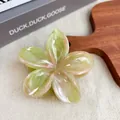 Pince à cheveux fleur en marbre vert et crème avec une finition brillante - 7.7cm / Vert olive