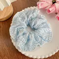 Elastico scrunchie in seersucker a righe bianco e azzurro in piatto ceramica - Celeste