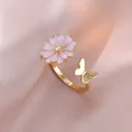 Verstelbare gouden ring met een paars geëmailleerd madeliefje en een fijne vlinder - Roterende Madeliefje Vlinder Ring (J0125)