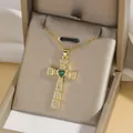 Goldene Kreuzkette mit herzförmigem grünem Stein und funkelnden Zirkon-Akzenten - Stil B