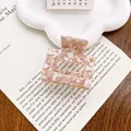 Pince à cheveux carrée en acétate marbré rose et blanc avec motif ajouré élégant - 5cm / Café au Lait Fleuri