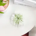 Detalle de scrunchie de cuadros verde claro con ribete de encaje en un escritorio - Scrunchie de Encaje