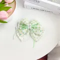 Detalle de pinza para el pelo a cuadros con diamantes de corazón y cintas de seda verde - Lazo con Motivo de Corazón