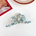 Eleganter Haarklammer-Bogen aus blau-weißem Acetat mit edler Marmorierung - Floral Blau