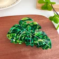 Elegant Monstera leaf hair claw clip in green acetate with natural marble texture - 9.3cm / Olive Green