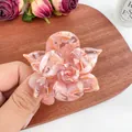 Pince à cheveux en acétate marbré rose avec un design réaliste de fleur de rose 3D - 5,5 cm Orange Crème