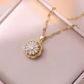 Gouden zonnebloem ketting met witte zirkonia stenen op een champagne geschenkdoos - Zirconia Draaiende Ketting (X2451)