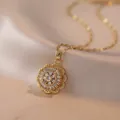 Collar de girasol dorado con pétalos de circón brillantes sobre fondo de seda elegante - Collar Giratorio (X2033 Collar Giratorio Dorado)