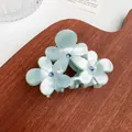Pince à cheveux fleur en acétate avec pétales bleu clair et centres en strass brillants - Cyan
