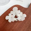 Pince à cheveux en acétate blanc nacré ornée de trois fleurs serties de diamants - Blanc Sirène