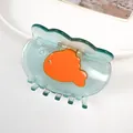 Mini pince à cheveux carpe koi en résine verte avec détail poisson rouge orange - Grande Pince à Cheveux - Un Poisson