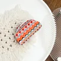 Pince à cheveux ethnique en acrylique orange avec motif ondulé noir et détails bleus - Blanc Orange Ondulé