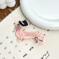Fermaglio per capelli a bassotto in marmo rosa con strass e dettaglio cappello - Barboncino-Rosa