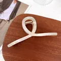 Pince à cheveux en acétate blanc nacré au design géométrique torsadé minimaliste - Croisé / 13.5cm / Couleur AB