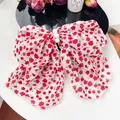 Chouchou à fleurs rose clair avec trois accents de perles blanches et motifs de fleurs rouges - Grand Nœud à Perle Unique