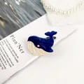 Mini molletta per capelli a balena in acetato blu scuro e beige con trama a onde - Piccola Balena