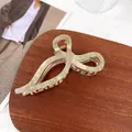 Pince à cheveux nœud en acétate irisé avec dents dorées sur support en bois - Style Nœud / 11.6cm / Fleurs Bleues