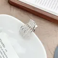 Zilveren skelet hand haarklem in punk-stijl op een wit keramisch bordje - Zilver