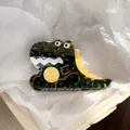 Pince à cheveux dinosaure avec motif tortue vert foncé et nageoires jaunes vives - Jaune-vert
