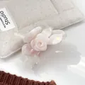 Eleganter 3D-Haarclip in Rosenform aus Acetat in perlmuttrosa und cremefarbenem Verlauf - Weiß-Rosa