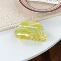 Pince à cheveux chic en PVC avec motif marbré jaune et menthe et design demi-cercle - Demi-cercle / 8.2cm / Jaune-vert