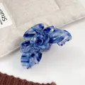 Haarklammer aus Acetat mit blauer Marmor-Rose für elegante Hochsteckfrisuren - Blau