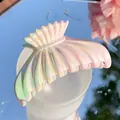 Pinza de pelo con forma de caracola irisada y acabado perlado bajo la luz natural del sol - Cola-de-pez-1 (Degradado Rosa Amarillo Verde Irisado)