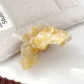 Eleganter bernsteingelber Acetat-Haarclip in Rosenform mit 3D-Blumendesign für Damen - Gelb