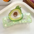 Dettaglio della pinza per capelli verde avocado traslucida con stampe e scritte - Avocado