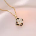 Collier en titane doré avec pendentif trèfle noir en émail et zircons superposés - X1083-or