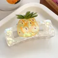 Dettaglio della molletta per capelli ad ananas traslucida con finitura iridescente - Ananas
