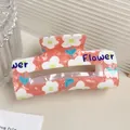Koraaloranje vierkante haarklem met witte bloempatronen en blauwe Flower tekst - Grapefruit Roze