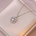 Collier avec pendentif fleur argentée orné de perles et de zircons étincelants - X1075 - Fleur D'acier