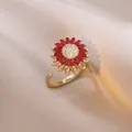 Verstellbarer goldener Ring mit roter Sonnenblume und weißen Zirkonia-Steinen - Sonnenblume Verstellbarer Offener Ring (J0184)