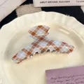 Bruin en blauw geruite haarklem op een decoratief dienblad in vintage stijl - Plaid Gebogen Stijl